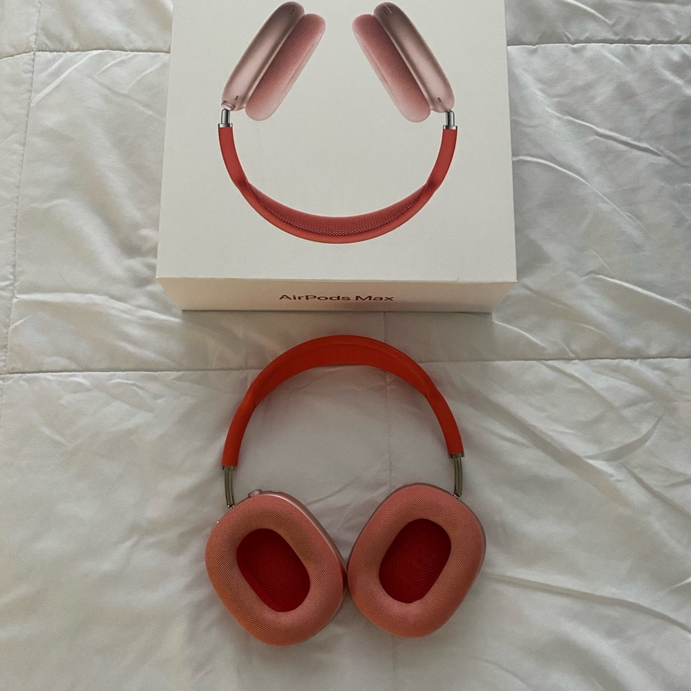 Apple AirPod Max in Red